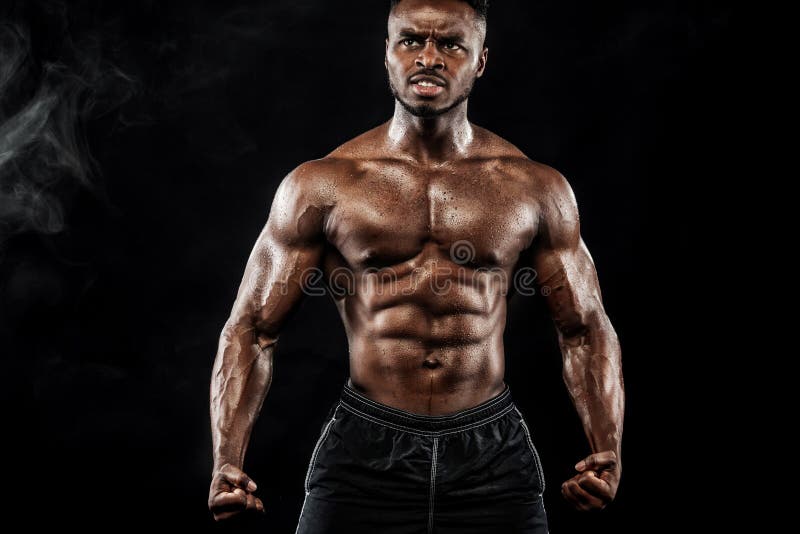 La giovane forma fisica muscolare mette in mostra l'allenamento dell'uomo con la testa di legno nella palestra di forma fisica immagini stock libere da diritti La giovane forma fisica muscolare mette in mostra l'allenamento dell'uomo con la testa di legno nella palestra di forma fisica immagini stock libere da diritti