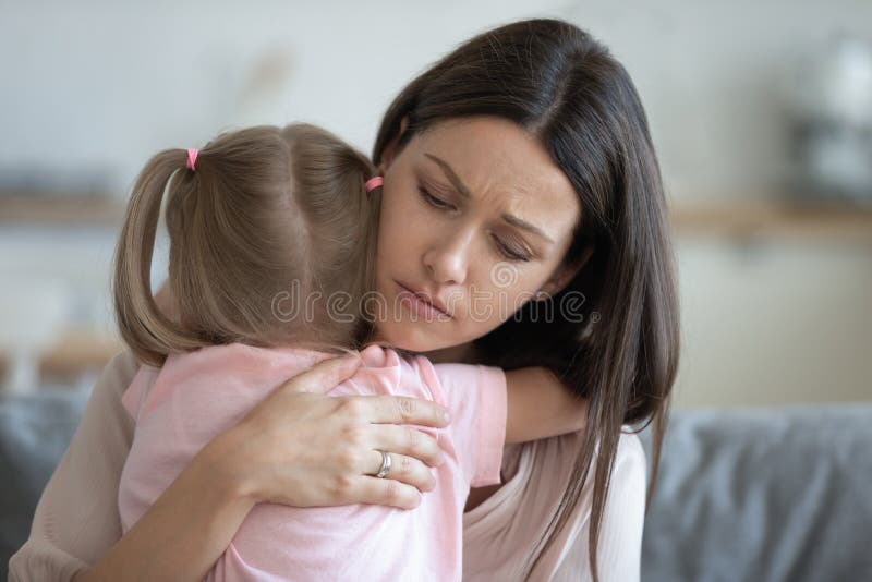 La giovane madre adottiva, preoccupata, conforta la figlia adottiva