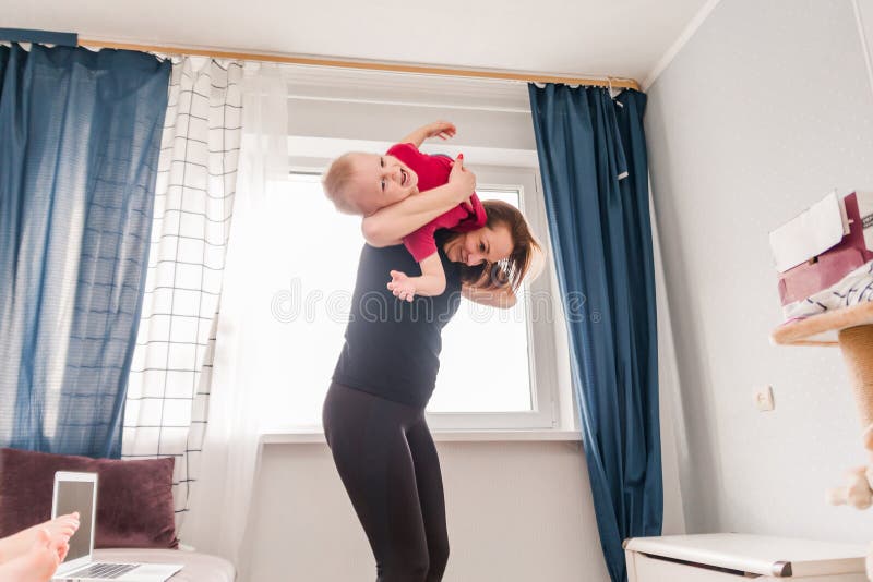 Mamma Scopa Davanti Al Figlio La Giovane Madre Si Diverte Con Suo Figlio Figlio Sulle Spalle Della