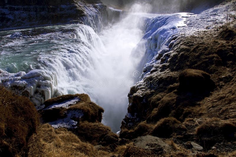 La glace a couvert des automnes d'or, cascade de Gullfoss, Islande. photographie stock La glace a couvert des automnes d'or, cascade de Gullfoss, Islande. photographie stock