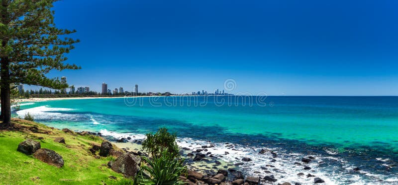 LA GOLD COAST, AUS - 4 OTTOBRE 2015: Orizzonte della Gold Coast e bea praticante il surfing