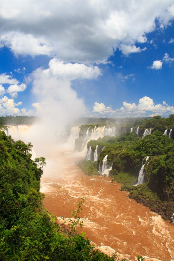 La gorge du diable des chutes d'Iguaçu, Brésil, Argentine photos stock La gorge du diable des chutes d'Iguaçu, Brésil, Argentine photos stock