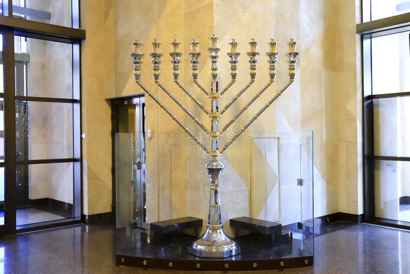 La gran Hanukkah plateada, un hermoso candelabro por 9 velas, se levanta en el Centro Religioso Cultural Judío Internacional fotos de archivo libres de regalías La gran Hanukkah plateada, un hermoso candelabro por 9 velas, se levanta en el Centro Religioso Cultural Judío Internacional fotos de archivo libres de regalías