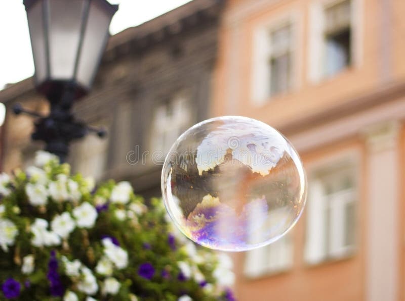 La grande bulle de savon vole par l'air dans la ville photographie stock libre de droits La grande bulle de savon vole par l'air dans la ville photographie stock libre de droits