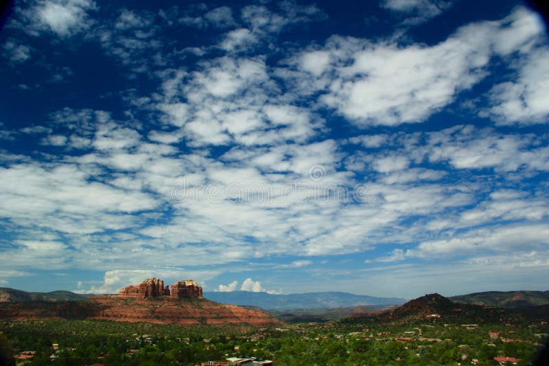 La grande chaleur de l'Arizona rencontre le grand ciel de Sedona images libres de droits La grande chaleur de l'Arizona rencontre le grand ciel de Sedona images libres de droits