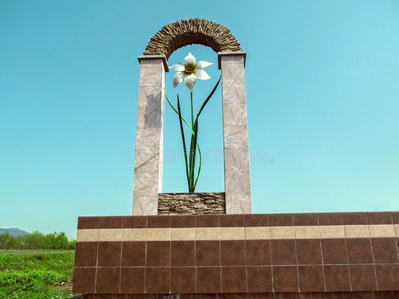 La Grande Jonquille Blanche Est Allumée Un Symbole De Narcissus Valley Dans  La Sculpture En Fleur De Narcisse De Khust Photographie éditorial - Image  du ciel, narcisse: 141444027