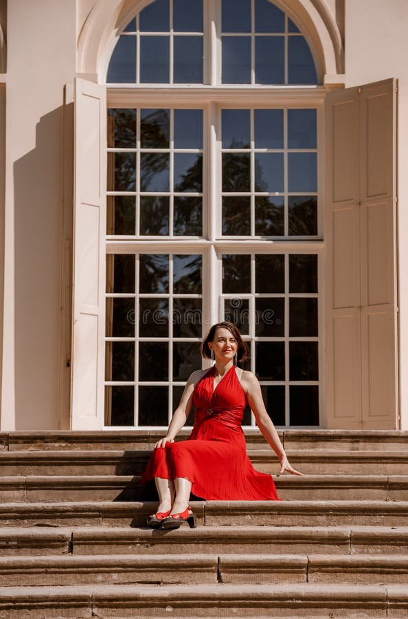 La grande orangerie une orangerie classique dans le parc de lazienki krolewskie en pologne de varsovie. femme extérieur beauté por photo stock