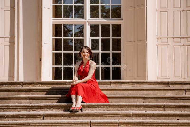 La grande orangerie une orangerie classique dans le parc de lazienki krolewskie en pologne de varsovie. femme extérieur beauté por photo stock