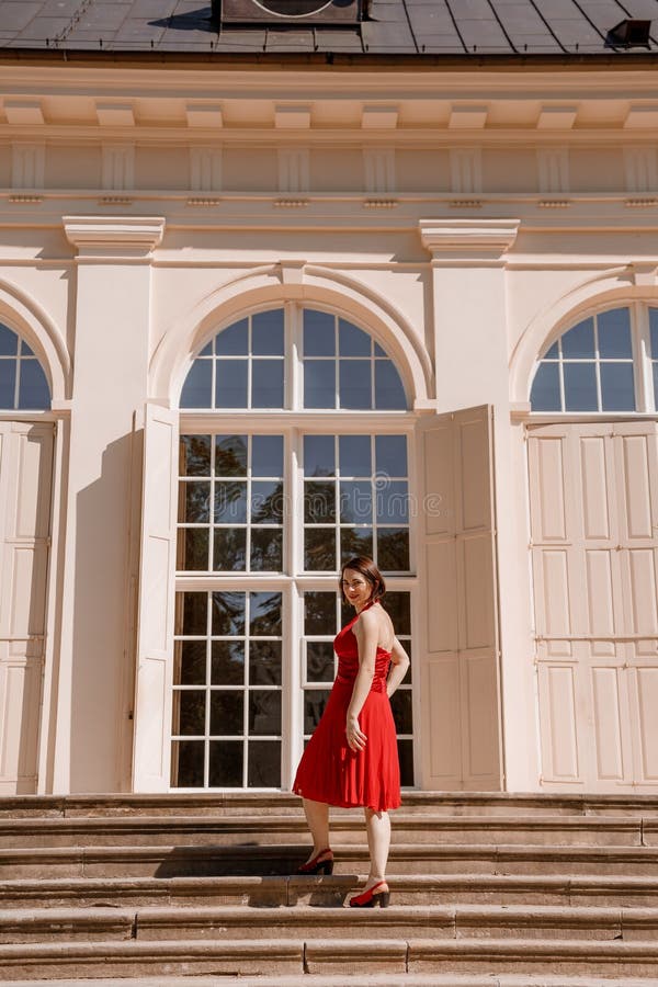 La grande orangerie une orangerie classique dans le parc de lazienki krolewskie en pologne de varsovie. femme extérieur beauté por photo stock