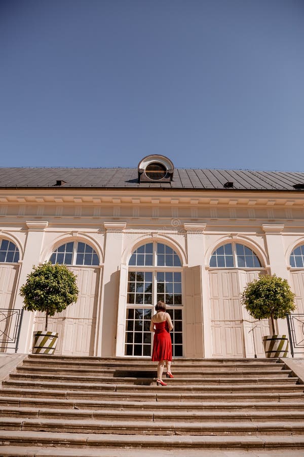 La grande orangerie une orangerie classique dans le parc de lazienki krolewskie en pologne de varsovie. femme extérieur beauté por photos libres de droits