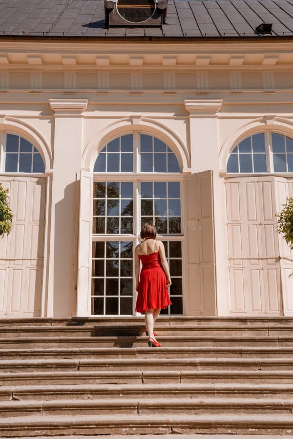 La grande orangerie une orangerie classique dans le parc de lazienki krolewskie en pologne de varsovie. femme extérieur beauté por image libre de droits