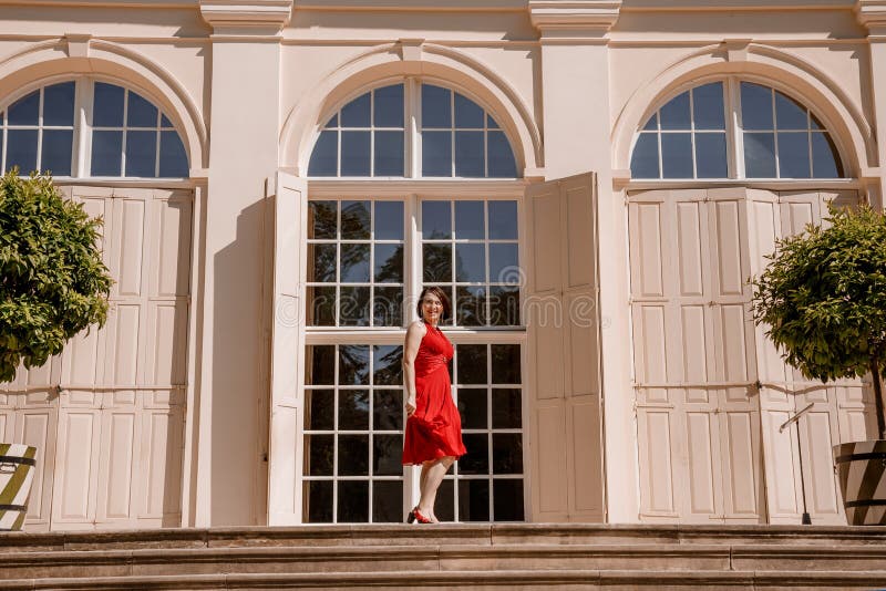 La grande orangerie une orangerie classique dans le parc de lazienki krolewskie en pologne de varsovie. femme extérieur beauté por photos libres de droits
