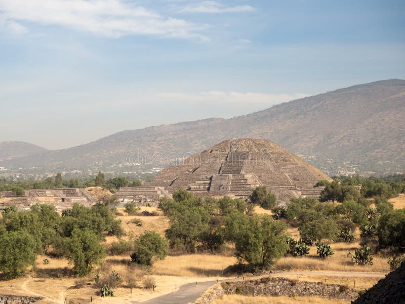 La grande piramide del Sun e luna, viste sulle rovine della città antica della valle delle piramidi di Teotihuacan, la strada dei fotografia stock La grande piramide del Sun e luna, viste sulle rovine della città antica della valle delle piramidi di Teotihuacan, la strada dei fotografia stock