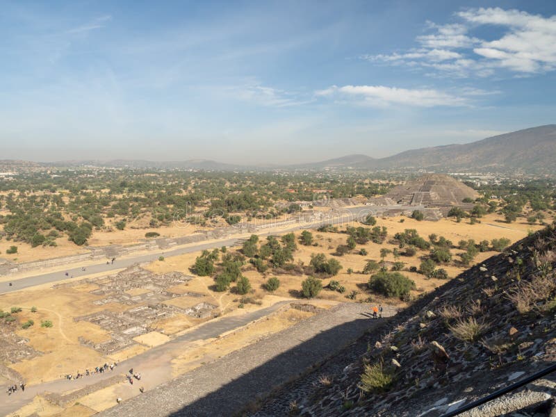 La grande piramide del Sun e luna, viste sulle rovine della città antica della valle delle piramidi di Teotihuacan, la strada dei immagine stock libera da diritti La grande piramide del Sun e luna, viste sulle rovine della città antica della valle delle piramidi di Teotihuacan, la strada dei immagine stock libera da diritti