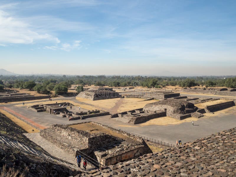 La grande pyramide de Sun et lune, vues sur des ruines de ville antique de vallée de pyramides de Teotihuacan, la route des morts photo stock La grande pyramide de Sun et lune, vues sur des ruines de ville antique de vallée de pyramides de Teotihuacan, la route des morts photo stock