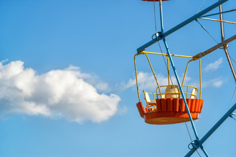 La grande roue de carlingue avec le nuage photo stock La grande roue de carlingue avec le nuage photo stock