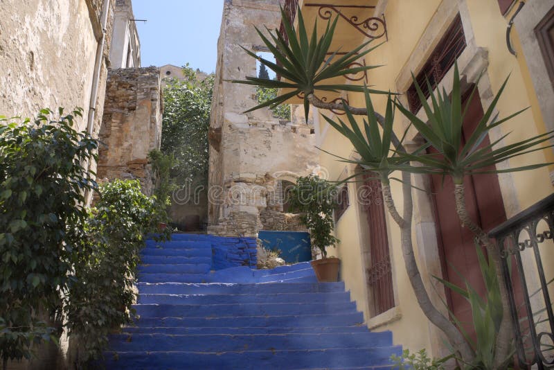La Grecia, Symi Una scala blu nella vecchia città immagine stock libera da diritti La Grecia, Symi Una scala blu nella vecchia città immagine stock libera da diritti