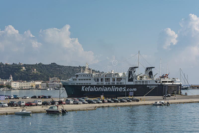 La Grecia Zacinto 06092016 : Traghetti del mare del cargopassenger al molo del porto immagini stock libere da diritti