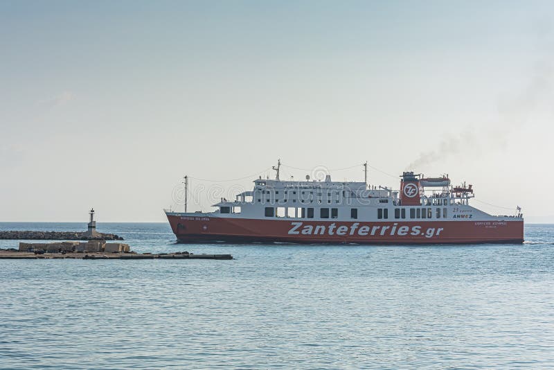 La Grecia Zacinto 06092016 : Traghetti del mare del cargopassenger fotografia stock libera da diritti
