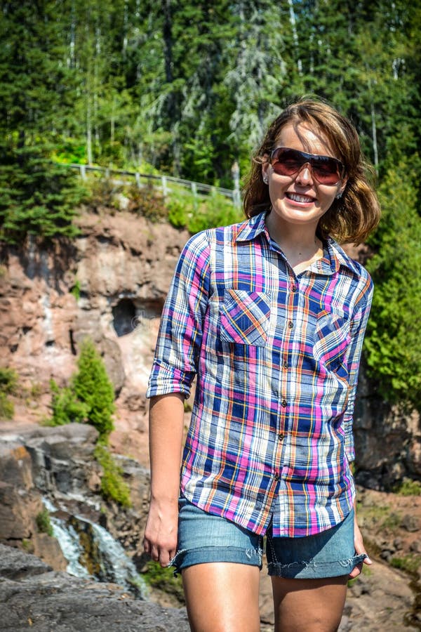 La groseille à maquereau l'explorant de jeune randonneur de touristes de femme adulte tombe cascade au Minnesota du nord photos stock La groseille à maquereau l'explorant de jeune randonneur de touristes de femme adulte tombe cascade au Minnesota du nord photos stock