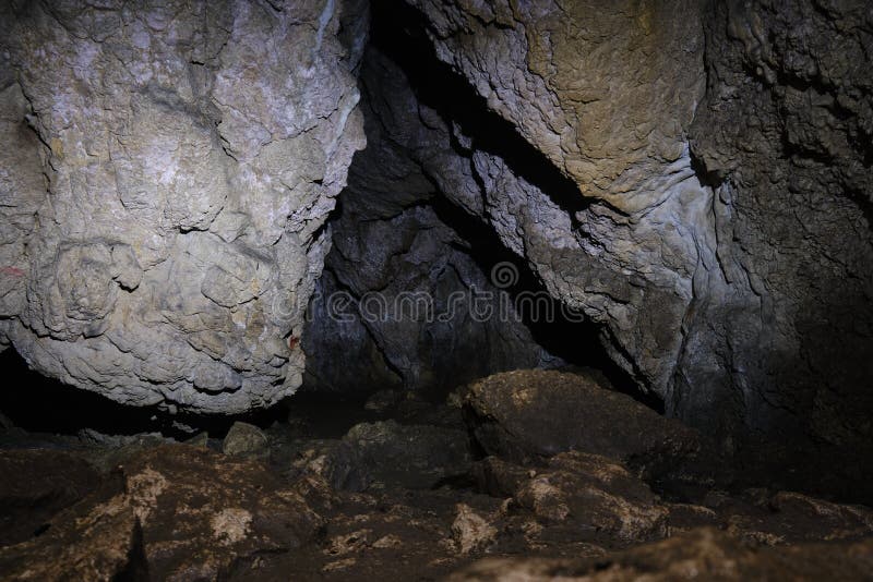 La grotta della meresti a Varghis gorge romania è un'attrazione turistica popolare nelle contee di covasna e harghita. eviscerazio