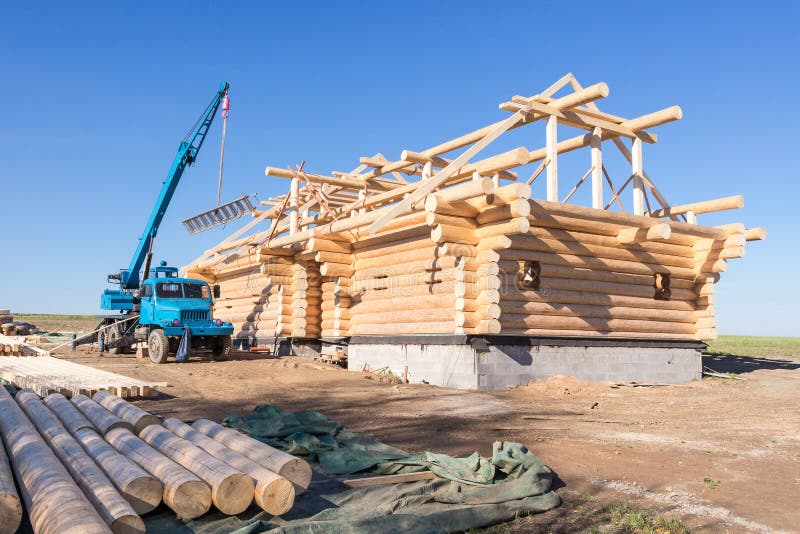 La grue construit la maison en bois photos libres de droits La grue construit la maison en bois photos libres de droits