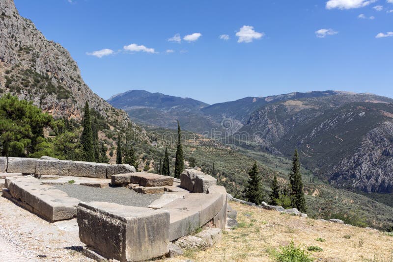 La Gr?ce, ruines antiques des temples pa?ens ? Delphes, vue de la vall?e de montagne en ?t? photos stock La Gr?ce, ruines antiques des temples pa?ens ? Delphes, vue de la vall?e de montagne en ?t? photos stock