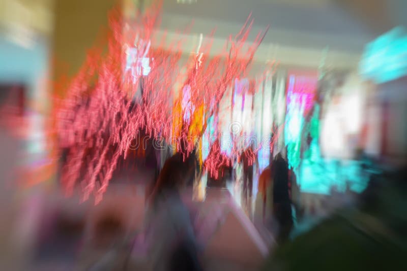 La guirlande rouge, Noël ornemente, au centre commercial, Noël, scintillement s'allume Mouvement defocused abstrait brouillé image libre de droits La guirlande rouge, Noël ornemente, au centre commercial, Noël, scintillement s'allume Mouvement defocused abstrait brouillé image libre de droits