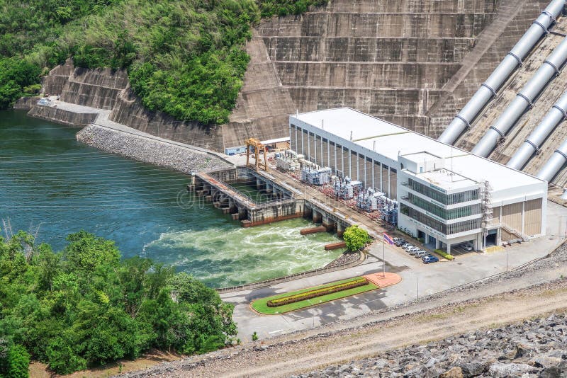 La génération d'énergie hydroélectrique au barrage de Srinakarin chez Kanc photographie stock La génération d'énergie hydroélectrique au barrage de Srinakarin chez Kanc photographie stock