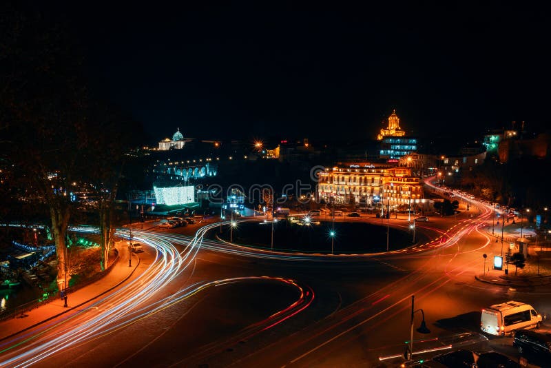 La Géorgie, Tbilisi - 05 02 2019 - Vue de nuit au-dessus de place de l'Europe et d'église de Sameba de trinité sainte à l'arrière image libre de droits La Géorgie, Tbilisi - 05 02 2019 - Vue de nuit au-dessus de place de l'Europe et d'église de Sameba de trinité sainte à l'arrière image libre de droits