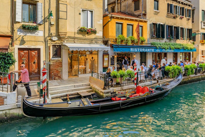 La góndola parqueó a lo largo de un edificio en un canal en Venecia Italia imágenes de archivo libres de regalías La góndola parqueó a lo largo de un edificio en un canal en Venecia Italia imágenes de archivo libres de regalías