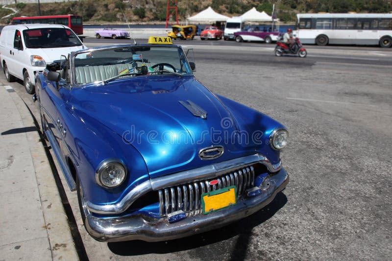La Habana, Cuba - agosto 2017: Vintage clásico/coche retro Buick azul, vista delantera, sobre la calle foto de archivo La Habana, Cuba - agosto 2017: Vintage clásico/coche retro Buick azul, vista delantera, sobre la calle foto de archivo