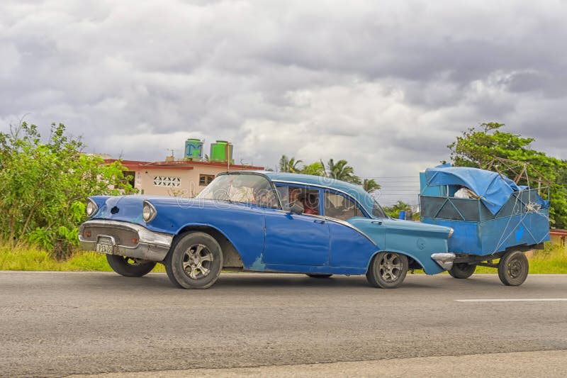 LA HABANA, CUBA - 4 DE ENERO DE 2018: Chevrolet azul retro con paseos de un remolque en el camino a Cuba imagenes de archivo LA HABANA, CUBA - 4 DE ENERO DE 2018: Chevrolet azul retro con paseos de un remolque en el camino a Cuba imagenes de archivo