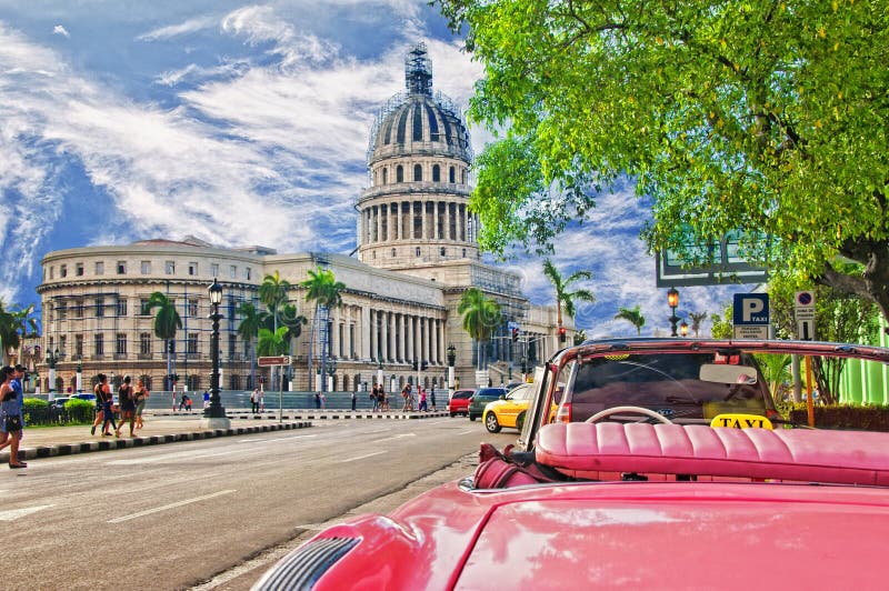 LA HABANA, CUBA - 14 DE JULIO DE 2016 Coche americano clásico del vintage rojo, imagen de archivo libre de regalías LA HABANA, CUBA - 14 DE JULIO DE 2016 Coche americano clásico del vintage rojo, imagen de archivo libre de regalías