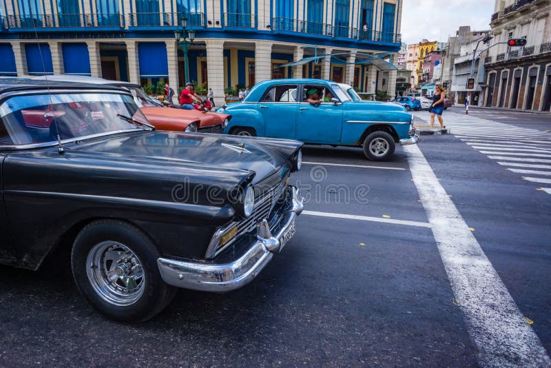 LA HABANA, CUBA - 28 de octubre - los coches restaurados viejo americano llena las calles el _de La Habana, Cuba el 28 de octubre fotos de archivo LA HABANA, CUBA - 28 de octubre - los coches restaurados viejo americano llena las calles el _de La Habana, Cuba el 28 de octubre fotos de archivo