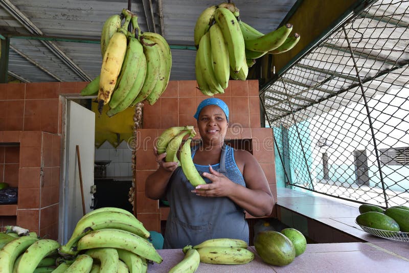 La Habana, Cuba, el 14 de agosto de 2018: Mujer que vende las frutas en pequeño mercado en La Habana fotos de archivo La Habana, Cuba, el 14 de agosto de 2018: Mujer que vende las frutas en pequeño mercado en La Habana fotos de archivo