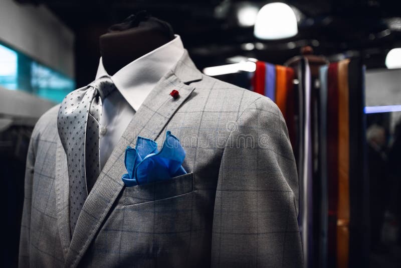 La habitación del hombre de Elegand en un maniquí en una tienda de ropa italiana fotografía de archivo libre de regalías La habitación del hombre de Elegand en un maniquí en una tienda de ropa italiana fotografía de archivo libre de regalías