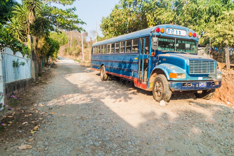 LA HACHADURA, EL SALVADOR - 31 DE MARÇO DE 2016: O ônibus escolar anterior colorido chamou às vezes o ônibus da galinha em uma ru fotografia de stock LA HACHADURA, EL SALVADOR - 31 DE MARÇO DE 2016: O ônibus escolar anterior colorido chamou às vezes o ônibus da galinha em uma ru fotografia de stock