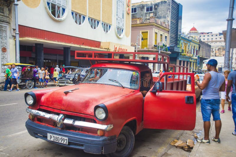 LA HAVANE, CUBA - 4 DÉCEMBRE 2015 Voiture américaine classique de vintage, commo images libres de droits LA HAVANE, CUBA - 4 DÉCEMBRE 2015 Voiture américaine classique de vintage, commo images libres de droits
