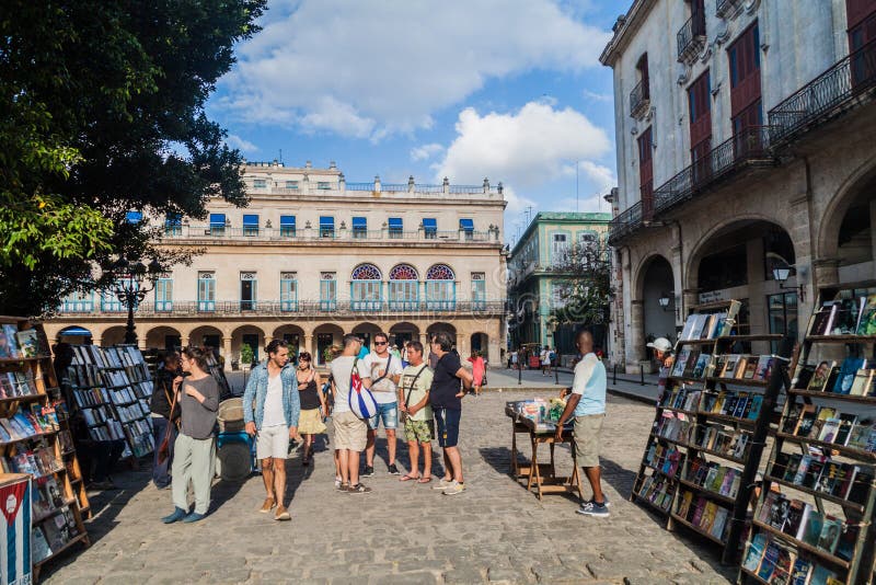 LA HAVANE, CUBA - 20 FÉVRIER 2016 : Stalles de souvenir à la place de Plaza de Armas à La Havane image stock LA HAVANE, CUBA - 20 FÉVRIER 2016 : Stalles de souvenir à la place de Plaza de Armas à La Havane image stock