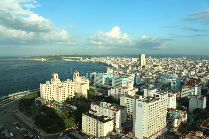 La Havane, Cuba - 18 novembre de 2015 : Vue aérienne du malecon de La Havane (établi entre 1901 et 1952) photographie stock libre de droits La Havane, Cuba - 18 novembre de 2015 : Vue aérienne du malecon de La Havane (établi entre 1901 et 1952) photographie stock libre de droits