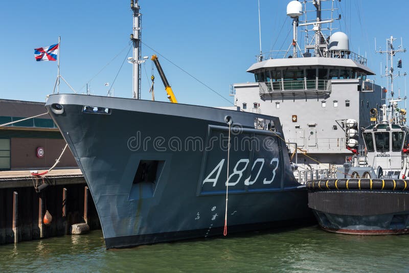 La Haye, la Haye/Hollandes - 01 07 18 : luymes de Mme d'heure de bateau d'examen dans le port de la Haye Hollandes image stock La Haye, la Haye/Hollandes - 01 07 18 : luymes de Mme d'heure de bateau d'examen dans le port de la Haye Hollandes image stock