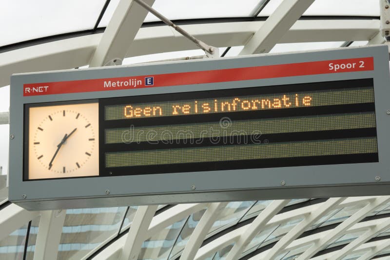 La Haye, Pays-Bas - 18 AOÛT 2019 : La gare centrale de Hague au niveau supérieur de la ligne de métro E, voie 2 photo libre de droits La Haye, Pays-Bas - 18 AOÛT 2019 : La gare centrale de Hague au niveau supérieur de la ligne de métro E, voie 2 photo libre de droits