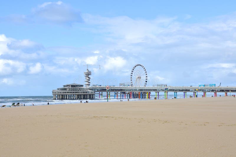 La Haye, Pays-Bas - 5 septembre 2019 : Quai sur la plage de Scheveningen image libre de droits La Haye, Pays-Bas - 5 septembre 2019 : Quai sur la plage de Scheveningen image libre de droits