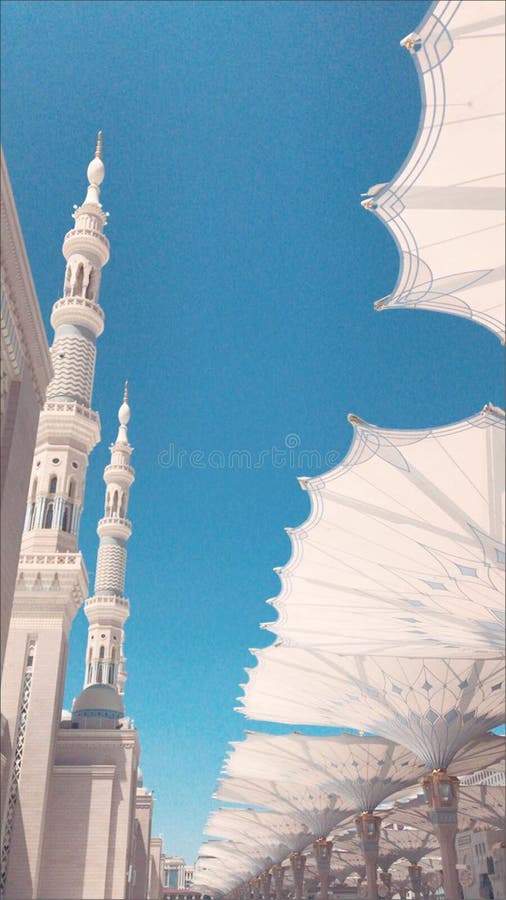 La hermosa vista de paraguas gigantes en la mezquita de Nabawi imagen de archivo libre de regalías La hermosa vista de paraguas gigantes en la mezquita de Nabawi imagen de archivo libre de regalías