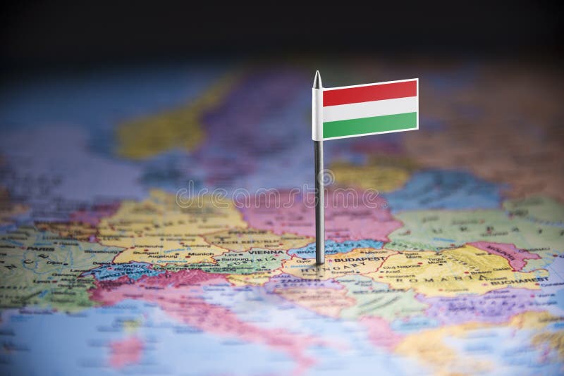 La Hongrie a identifié par un drapeau sur la carte