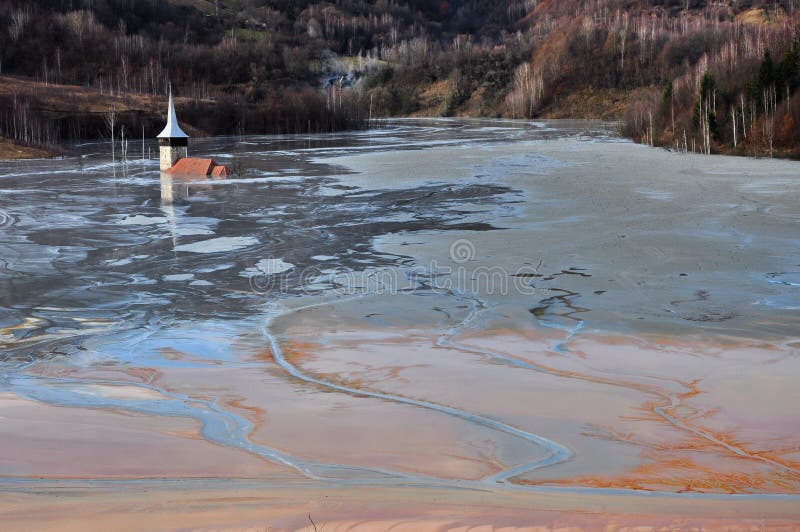 La iglesia abandonada inundó por un lago por completo con agua contaminada imagenes de archivo La iglesia abandonada inundó por un lago por completo con agua contaminada imagenes de archivo
