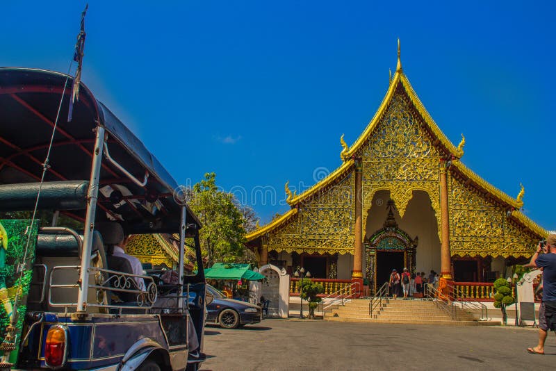 La iglesia budista de oro hermosa en pasillo de la ordenación del Lanna-estilo engarza en Wat Chiang Man o Wat Chiang Mun, el tem imagen de archivo La iglesia budista de oro hermosa en pasillo de la ordenación del Lanna-estilo engarza en Wat Chiang Man o Wat Chiang Mun, el tem imagen de archivo