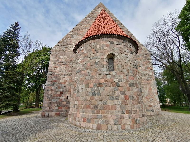 la-iglesia-de-ruinas-de-inowroclaw-poland-foto-de-archivo-imagen-de