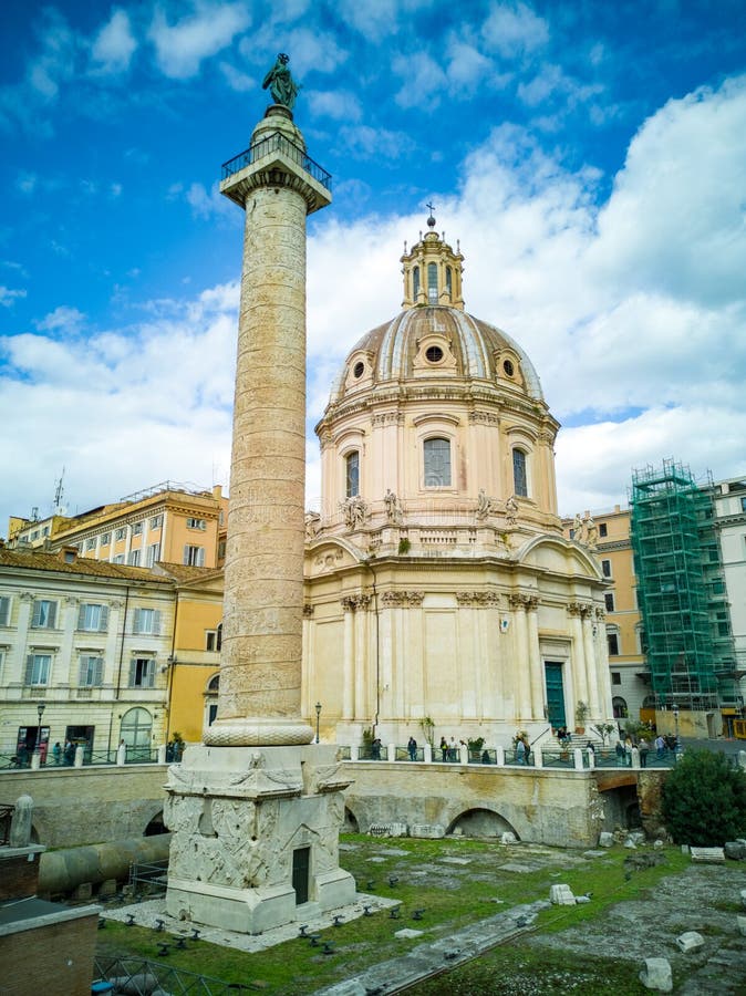 La iglesia del nombre más santo de Maria en el foro de Trajan y la columna del Trajan imágenes de archivo libres de regalías La iglesia del nombre más santo de Maria en el foro de Trajan y la columna del Trajan imágenes de archivo libres de regalías